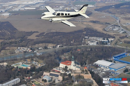 Beechcraft B58P Baron  OM-AZE